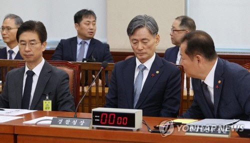 이상민 행정안전부 장관, 조지호 경찰청장, 김봉식 서울경찰청장이 5일 계엄 당시 경찰의 대응과 관련한 긴급 현안질의가 진행되는 국회 행정안전위원회 전체회의에 출석하고 있다.   [연합뉴스]